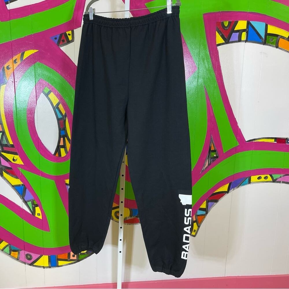 Gildan Heavy Blend, Badass Montanan Sweatpants. Size 2XL. In new condition!